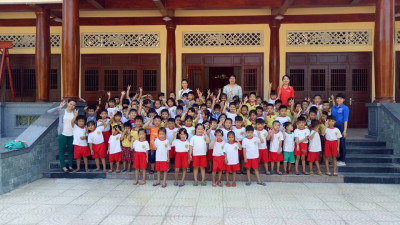 Trẻ tham quan khu di tích địa phương
